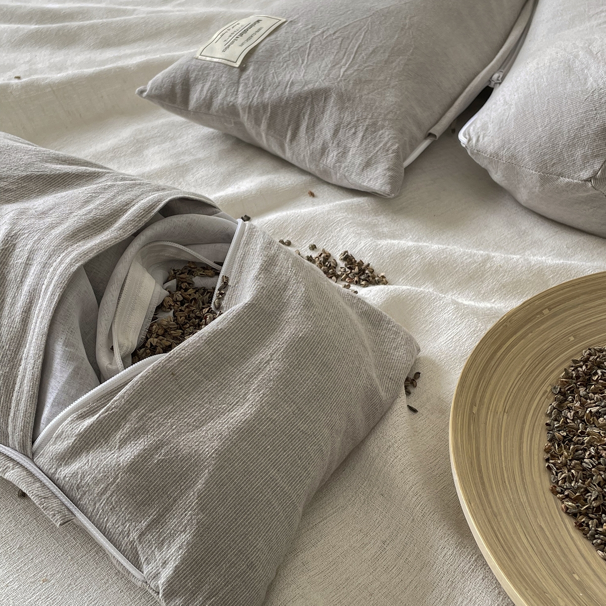 91家纺网 家纺一手货源 找家纺 番茄+ 2025新款三角牵引组合枕棉麻荞麦枕 灰色