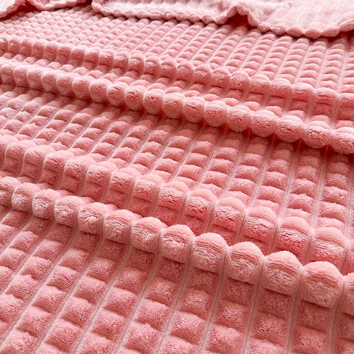 91家纺网 家纺一手货源 找家纺 芸锦豪 2025新款仿裘皮格子抽条毛毯-卷边款 玫瑰粉