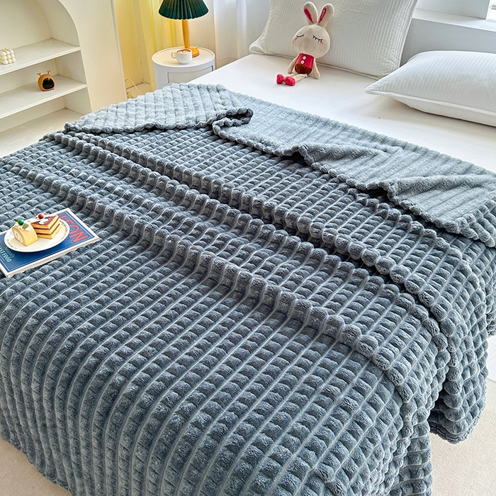 91家纺网 家纺一手货源 找家纺 芸锦豪 2025新款仿裘皮格子抽条毛毯-卷边款 深灰