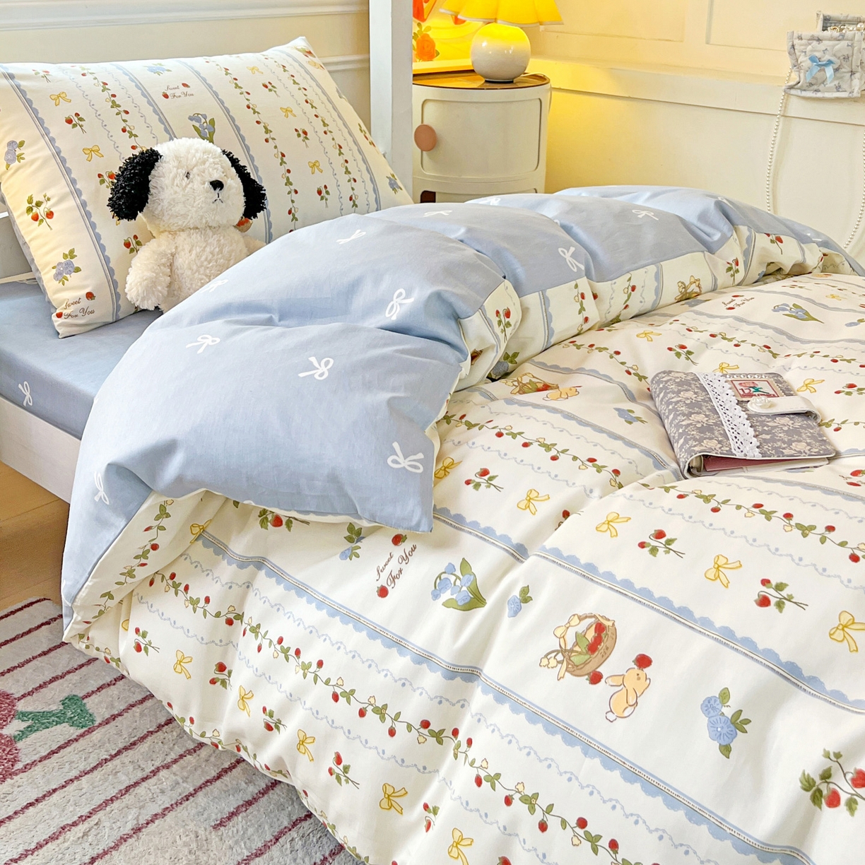 91家纺网 家纺一手货源 找家纺 西引力 2025新款全棉印花学生宿舍三件套四件套 草莓园