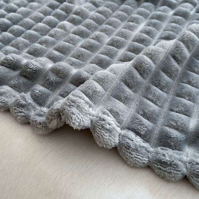91家纺网 家纺一手货源 找家纺 芸锦豪 2025新款仿裘皮格子抽条毛毯-卷边款 银灰