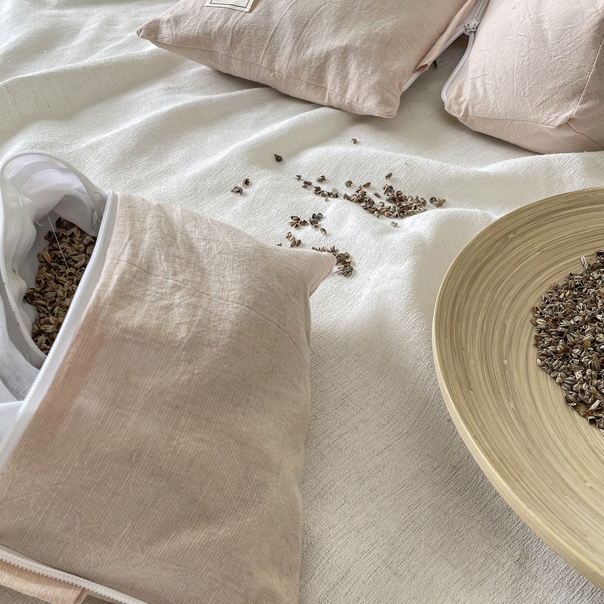 91家纺网 家纺一手货源 找家纺 番茄+ 2025新款三角牵引组合枕棉麻荞麦枕 粉色