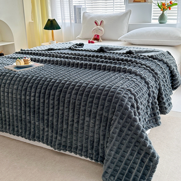 91家纺网 家纺一手货源 找家纺 芸锦豪 2025新款仿裘皮格子抽条毛毯-卷边款 深灰