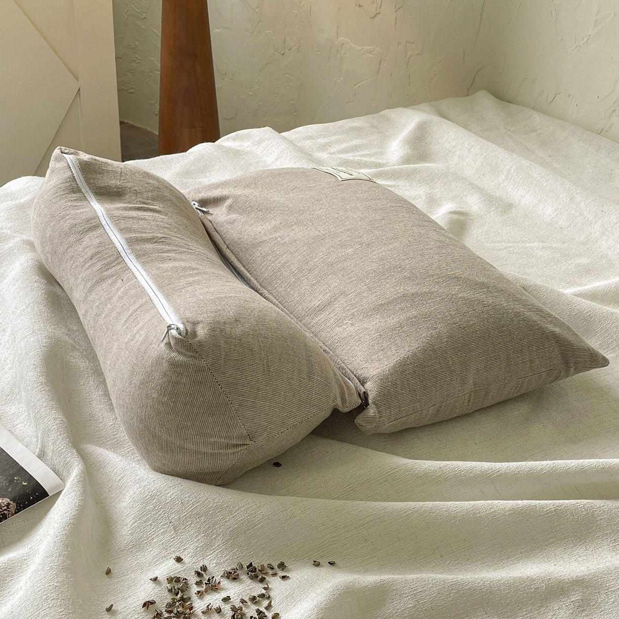 91家纺网 家纺一手货源 找家纺 番茄+ 2025新款三角牵引组合枕棉麻荞麦枕 棕色