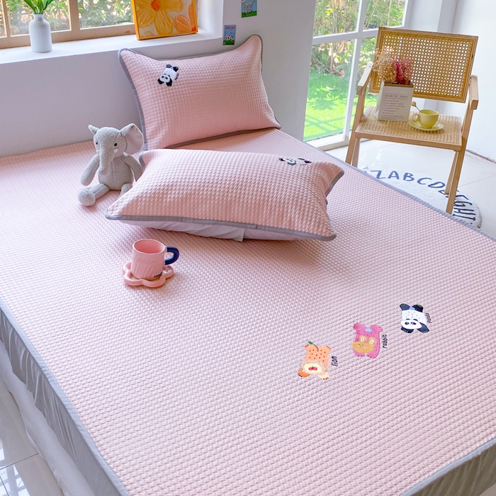 91家纺网 家纺一手货源 找家纺 千朵 2025新款冰豆豆绣花凉席 嘟嘟胖达