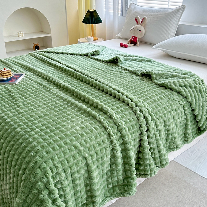 91家纺网 家纺一手货源 找家纺 芸锦豪 2025新款仿裘皮格子抽条毛毯-卷边款 抹茶绿