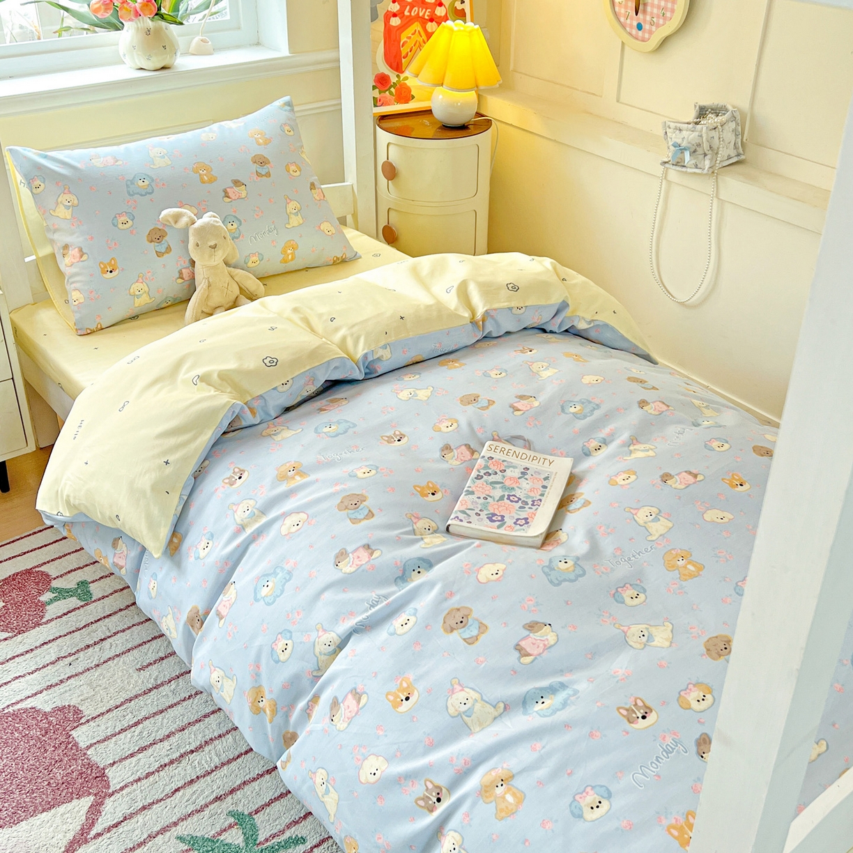 91家纺网 家纺一手货源 找家纺 西引力 2025新款全棉印花学生宿舍三件套四件套 狗狗家族 -兰