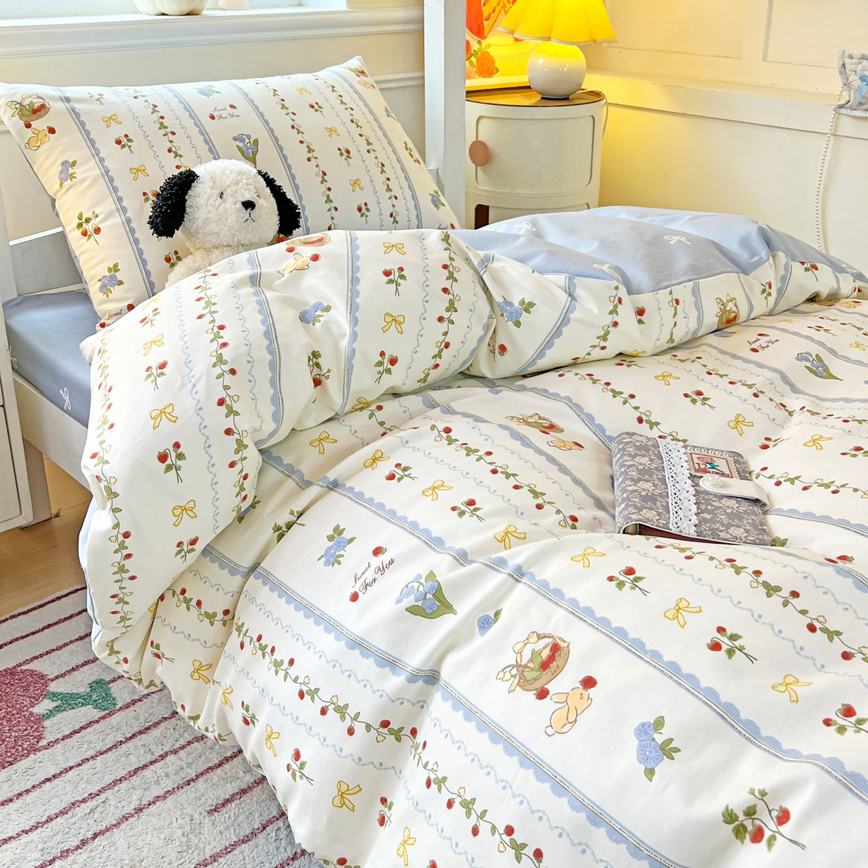 91家纺网 家纺一手货源 找家纺 西引力 2025新款全棉印花学生宿舍三件套四件套 草莓园