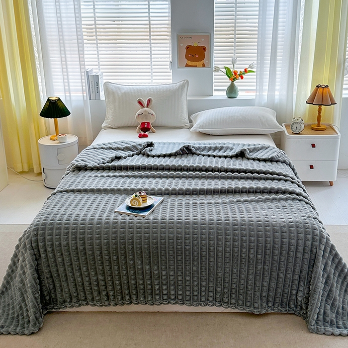 91家纺网 家纺一手货源 找家纺 芸锦豪 2025新款仿裘皮格子抽条毛毯-卷边款 银灰