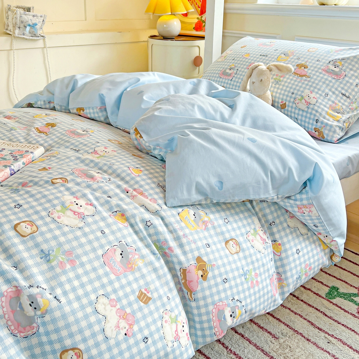 91家纺网 家纺一手货源 找家纺 西引力 2025新款全棉印花学生宿舍三件套四件套 狗狗派对