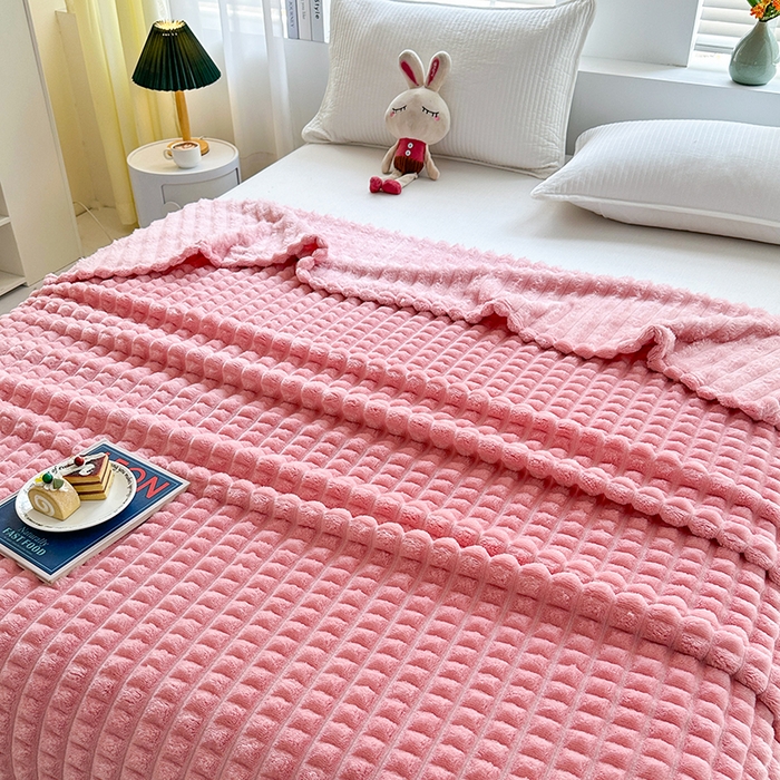 91家纺网 家纺一手货源 找家纺 芸锦豪 2025新款仿裘皮格子抽条毛毯-卷边款 玫瑰粉