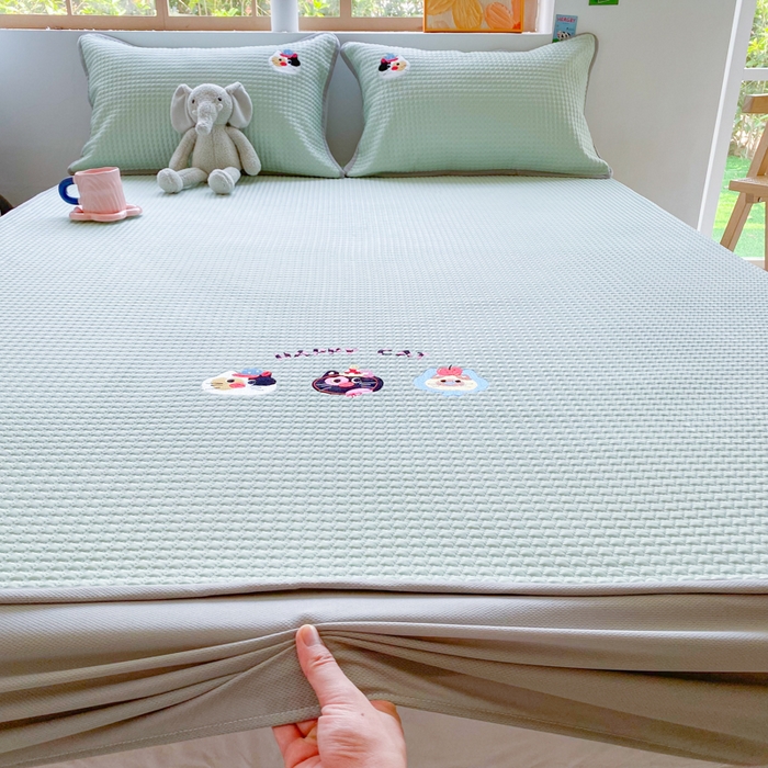 91家纺网 家纺一手货源 找家纺 千朵 2025新款冰豆豆绣花凉席 可乐猫咪