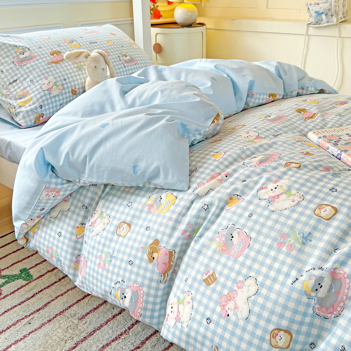 91家纺网 家纺一手货源 找家纺 西引力 2025新款全棉印花学生宿舍三件套四件套 狗狗派对