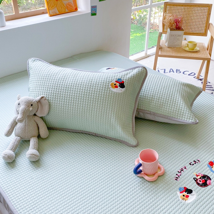 91家纺网 家纺一手货源 找家纺 千朵 2025新款冰豆豆绣花凉席 可乐猫咪