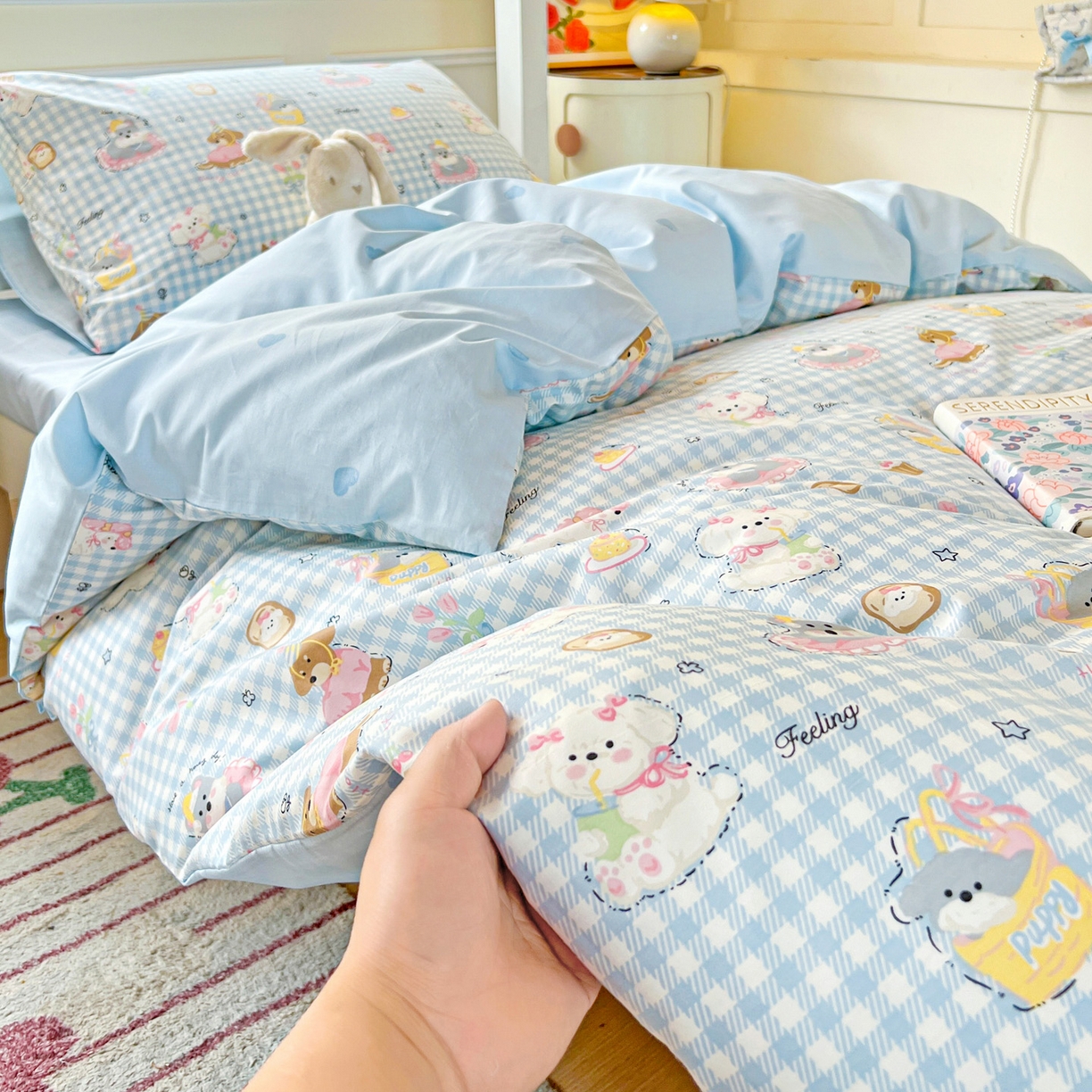 91家纺网 家纺一手货源 找家纺 西引力 2025新款全棉印花学生宿舍三件套四件套 狗狗派对