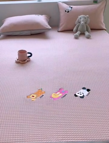 91家纺网 家纺一手货源 找家纺 千朵 2025新款冰豆豆绣花凉席 嘟嘟胖达