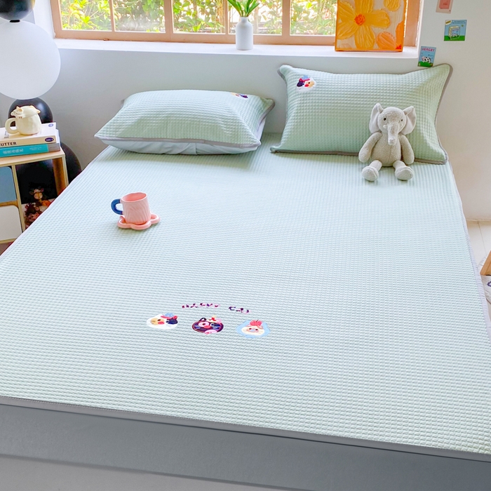 91家纺网 家纺一手货源 找家纺 千朵 2025新款冰豆豆绣花凉席 可乐猫咪