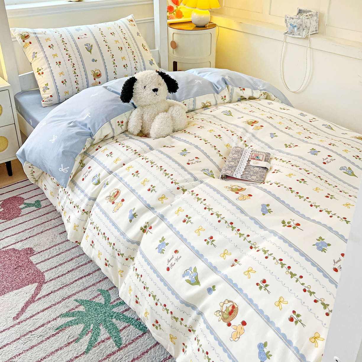 91家纺网 家纺一手货源 找家纺 西引力 2025新款全棉印花学生宿舍三件套四件套 草莓园