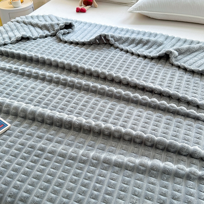 91家纺网 家纺一手货源 找家纺 芸锦豪 2025新款仿裘皮格子抽条毛毯-卷边款 银灰