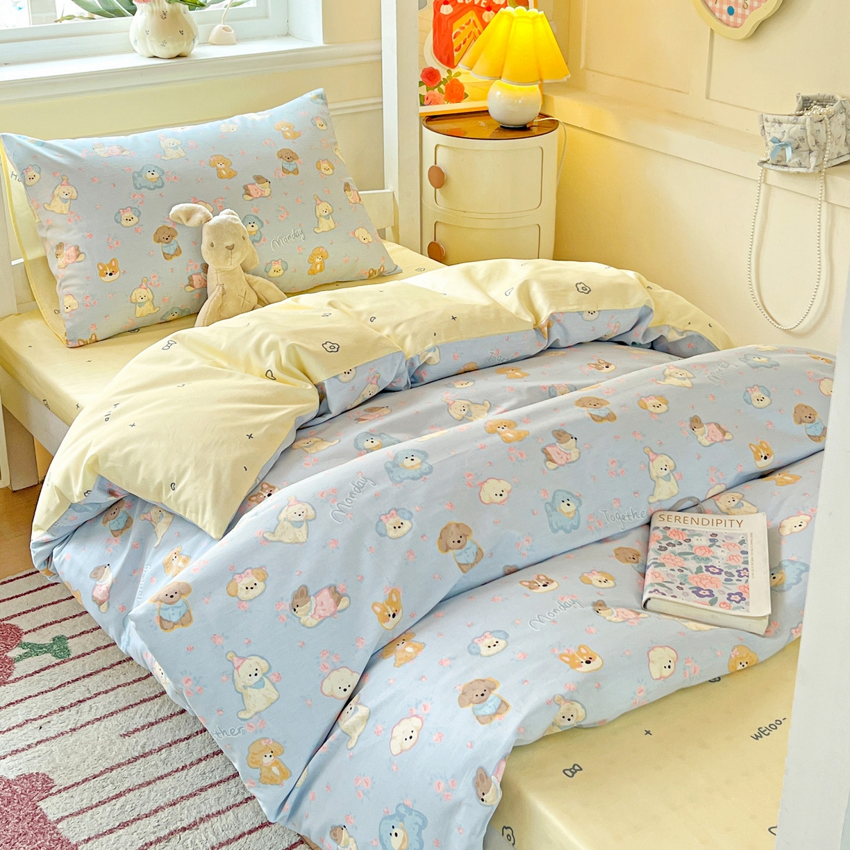 91家纺网 家纺一手货源 找家纺 西引力 2025新款全棉印花学生宿舍三件套四件套 狗狗家族 -兰