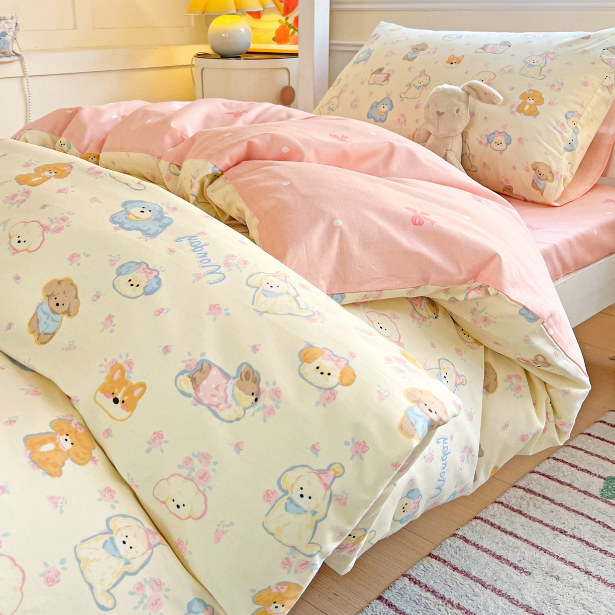 91家纺网 家纺一手货源 找家纺 西引力 2025新款全棉印花学生宿舍三件套四件套 狗狗家族-粉