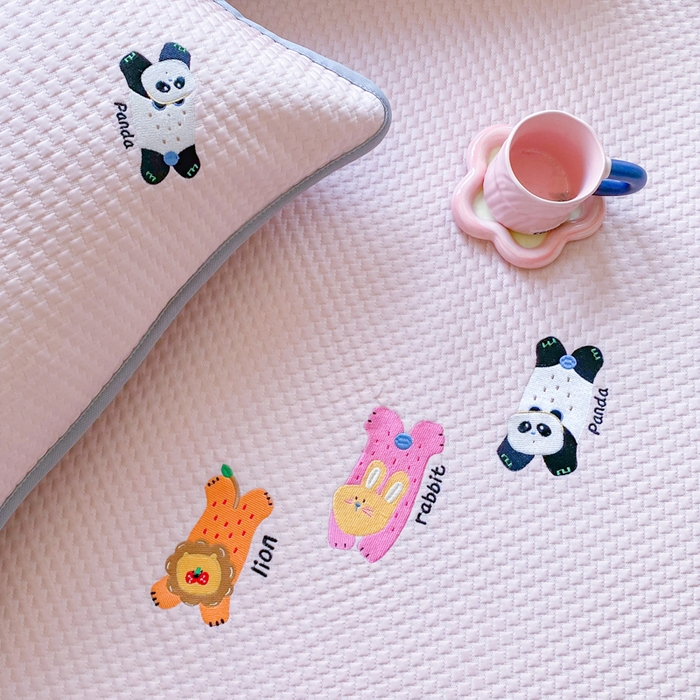 91家纺网 家纺一手货源 找家纺 千朵 2025新款冰豆豆绣花凉席 嘟嘟胖达