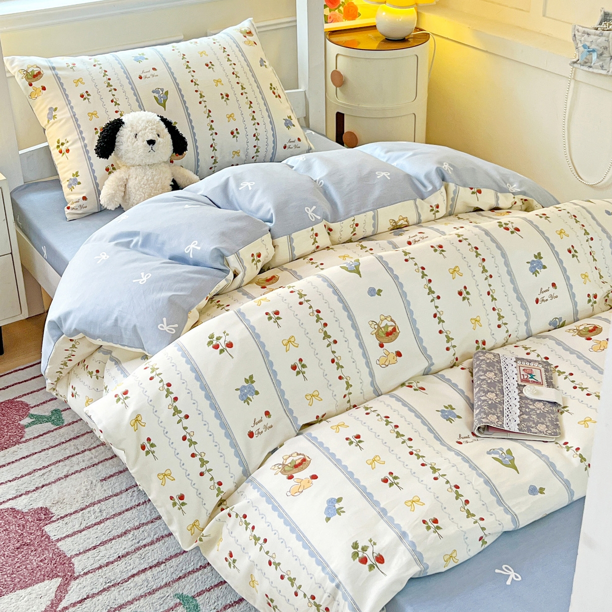 91家纺网 家纺一手货源 找家纺 西引力 2025新款全棉印花学生宿舍三件套四件套 草莓园