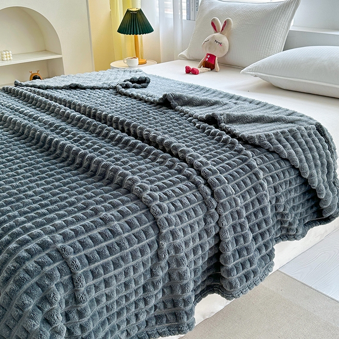 91家纺网 家纺一手货源 找家纺 芸锦豪 2025新款仿裘皮格子抽条毛毯-卷边款 深灰