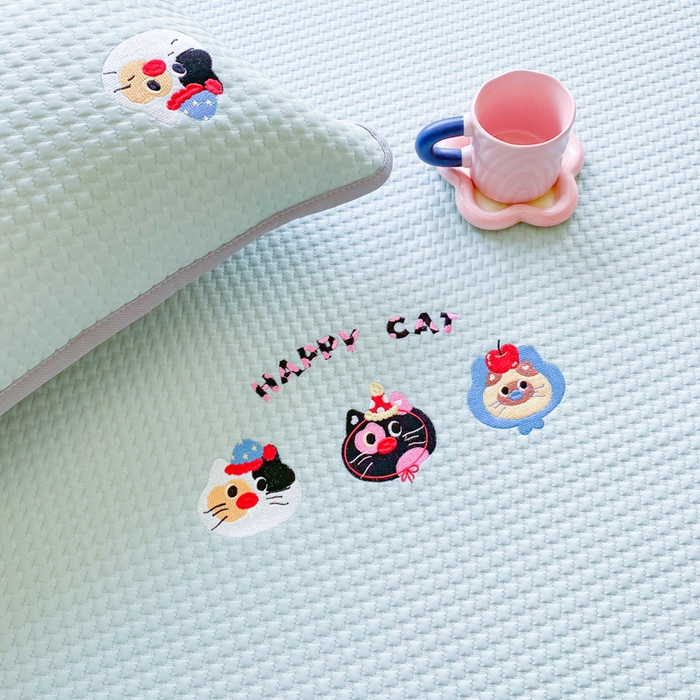 91家纺网 家纺一手货源 找家纺 千朵 2025新款冰豆豆绣花凉席 可乐猫咪