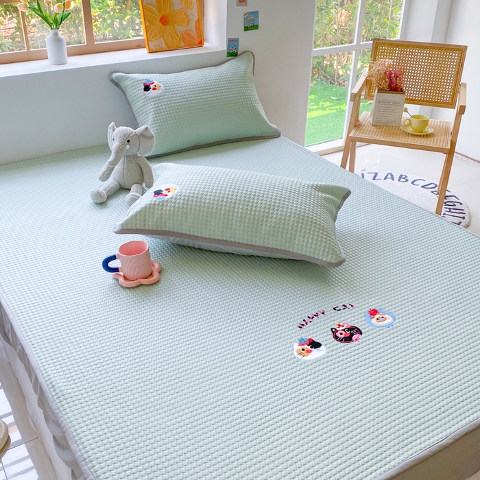 91家纺网 家纺一手货源 找家纺 千朵 2025新款冰豆豆绣花凉席 可乐猫咪