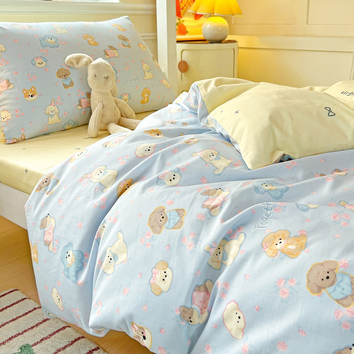 91家纺网 家纺一手货源 找家纺 西引力 2025新款全棉印花学生宿舍三件套四件套 狗狗家族 -兰