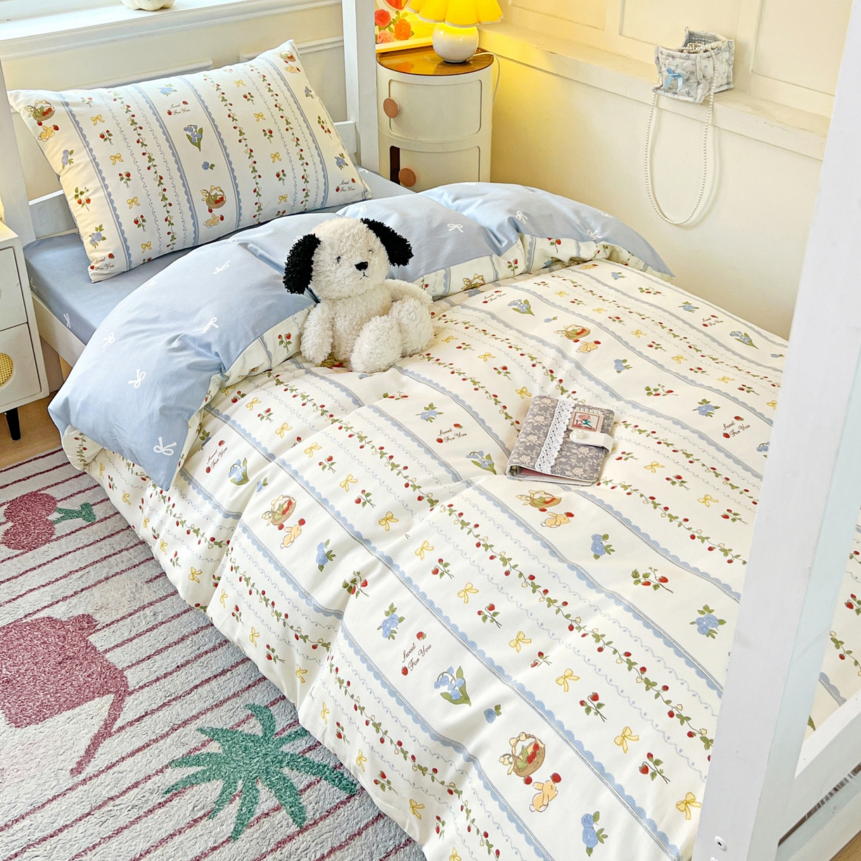 91家纺网 家纺一手货源 找家纺 西引力 2025新款全棉印花学生宿舍三件套四件套 草莓园