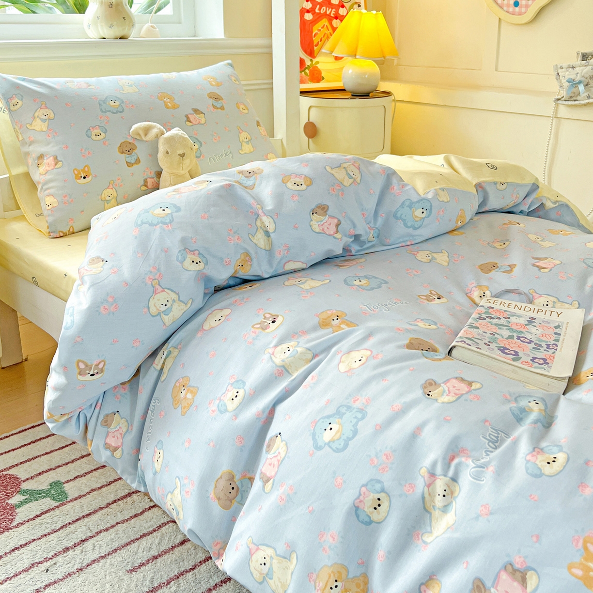 91家纺网 家纺一手货源 找家纺 西引力 2025新款全棉印花学生宿舍三件套四件套 狗狗家族 -兰