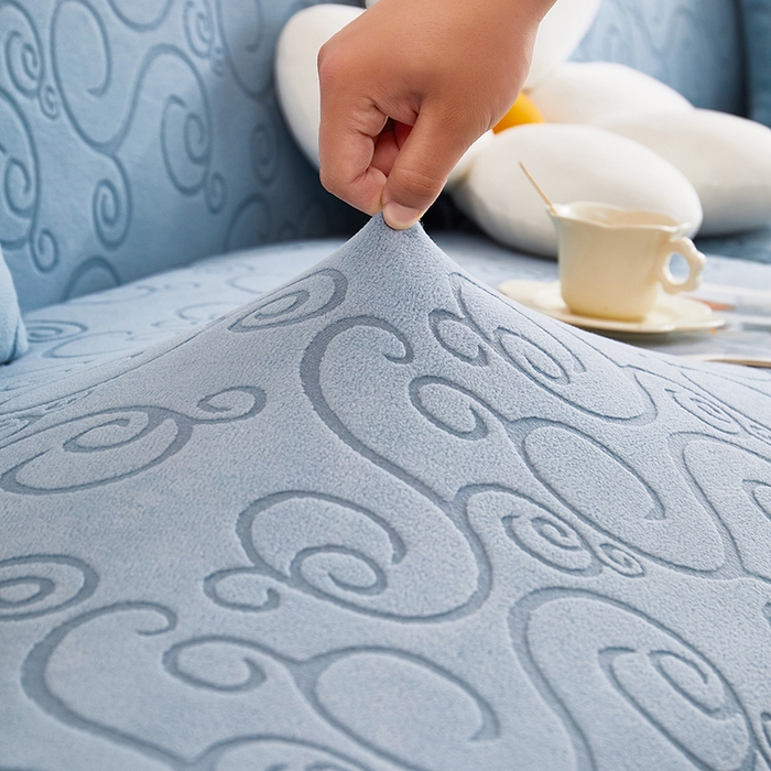 91家纺网 家纺一手货源 找家纺 丝绮鹿 2025新款雕花绒沙发套年华（直排松紧款） 淡蓝