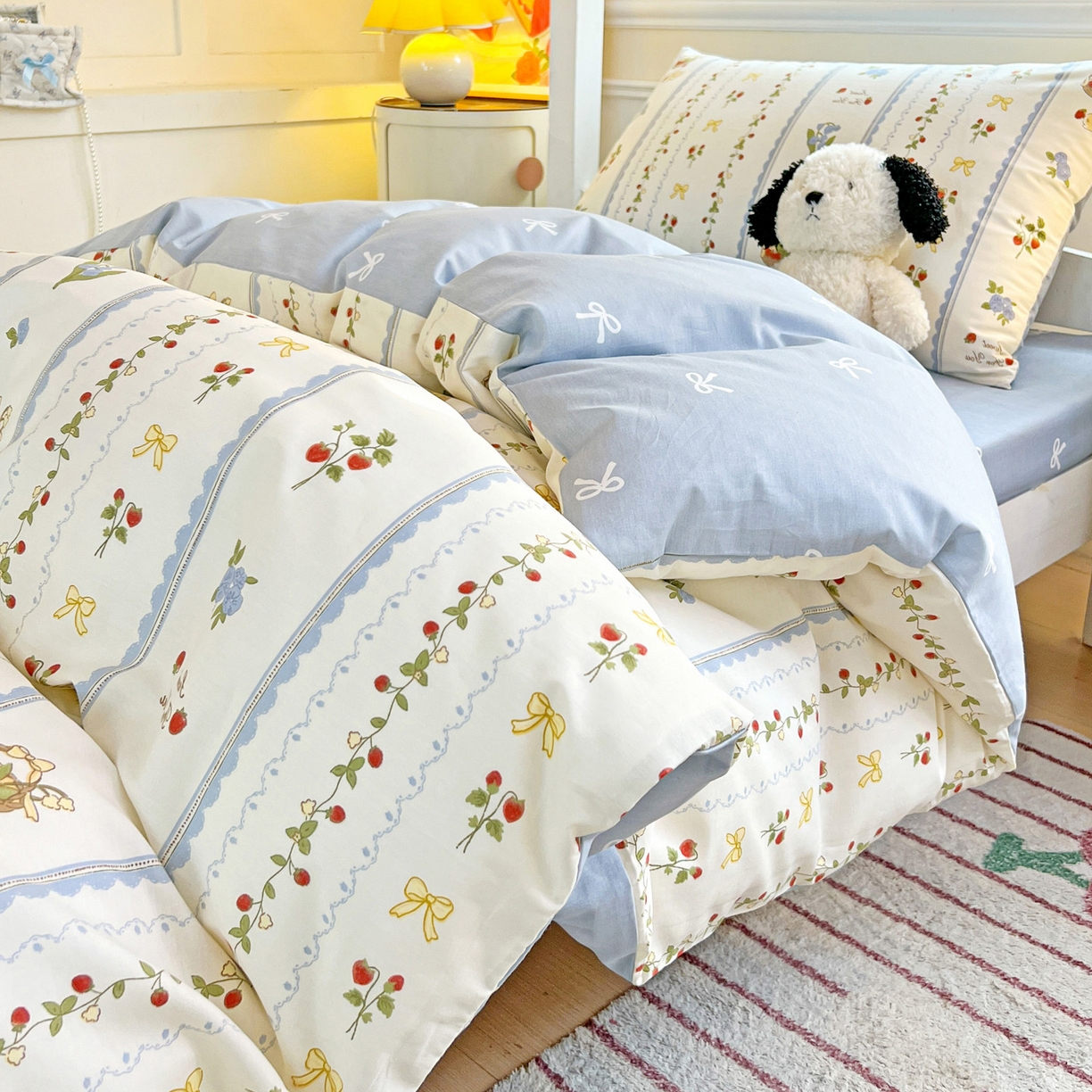 91家纺网 家纺一手货源 找家纺 西引力 2025新款全棉印花学生宿舍三件套四件套 草莓园