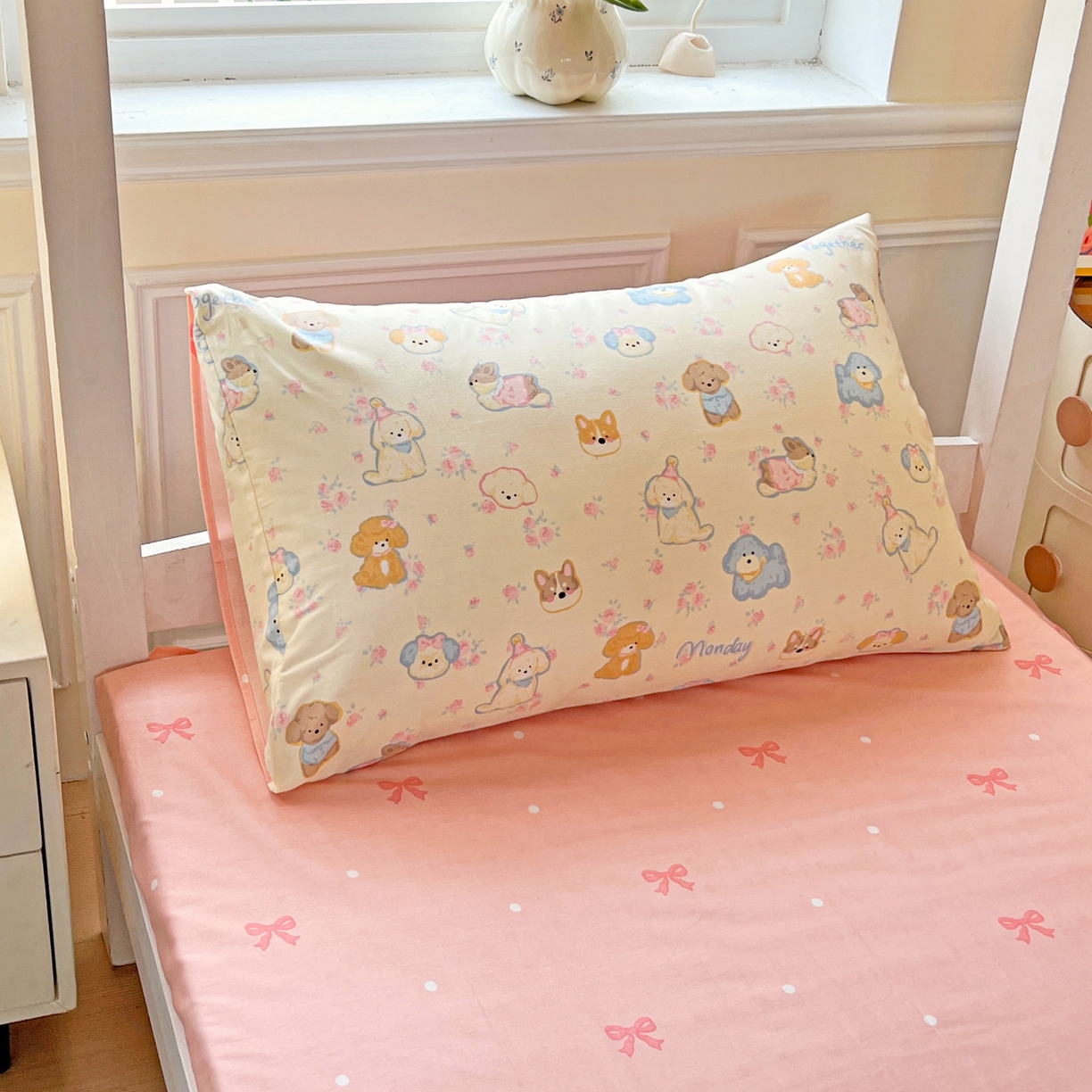 91家纺网 家纺一手货源 找家纺 西引力 2025新款全棉印花学生宿舍三件套四件套 狗狗家族-粉