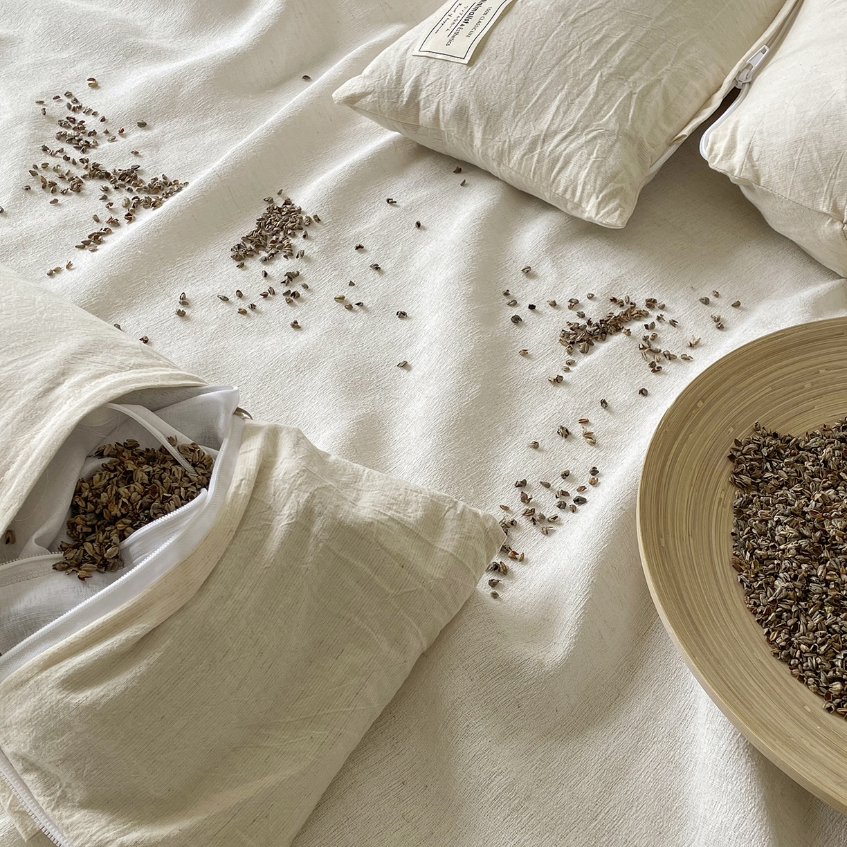 91家纺网 家纺一手货源 找家纺 番茄+ 2025新款三角牵引组合枕棉麻荞麦枕 白色