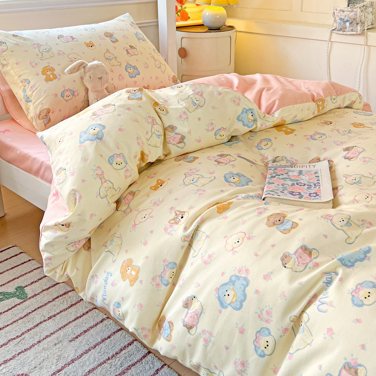 91家纺网 家纺一手货源 找家纺 西引力 2025新款全棉印花学生宿舍三件套四件套 狗狗家族-粉