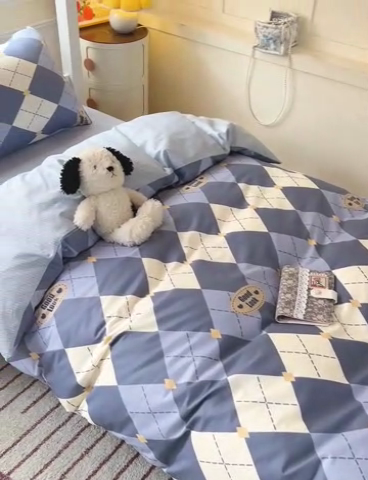 91家纺网 家纺一手货源 找家纺 西引力 2025新款全棉印花学生宿舍三件套四件套 英伦蓝