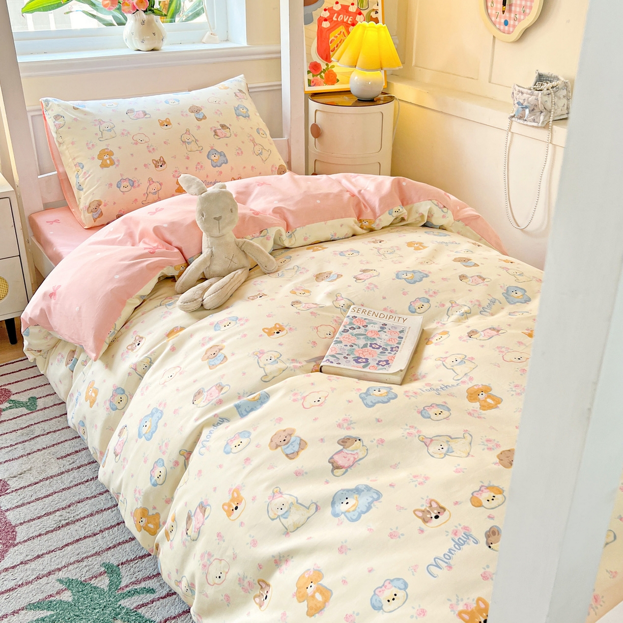 91家纺网 家纺一手货源 找家纺 西引力 2025新款全棉印花学生宿舍三件套四件套 狗狗家族-粉