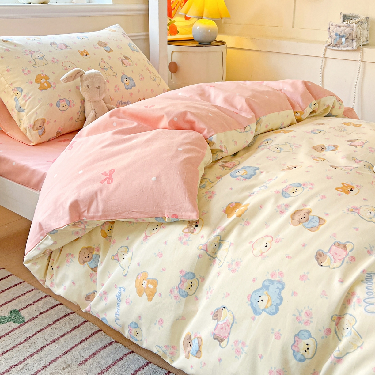 91家纺网 家纺一手货源 找家纺 西引力 2025新款全棉印花学生宿舍三件套四件套 狗狗家族-粉