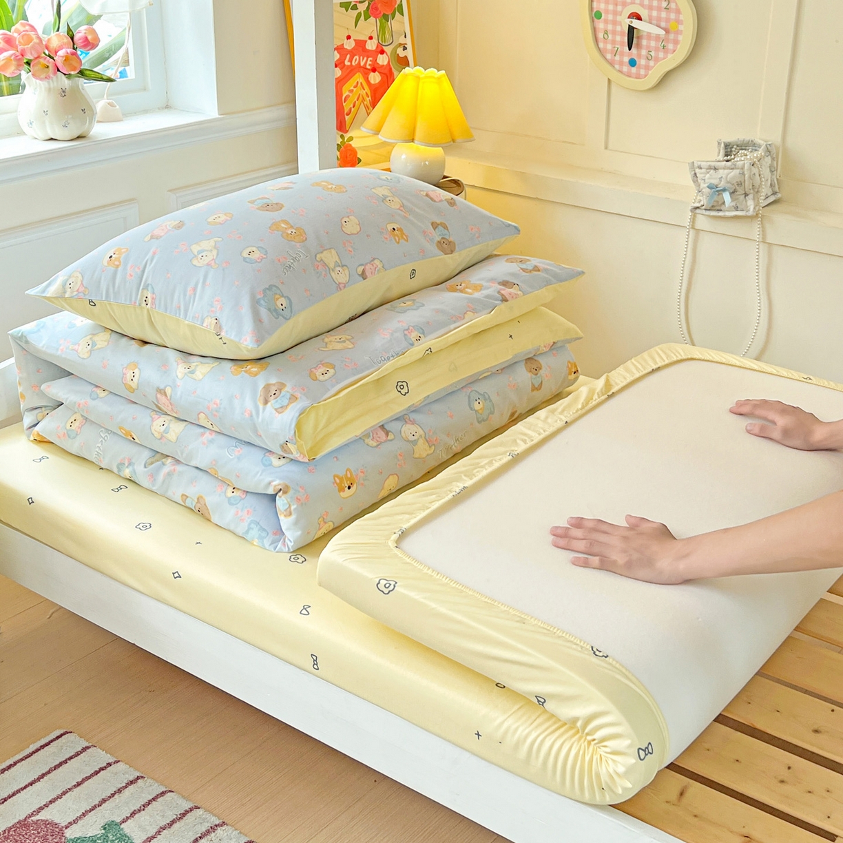 91家纺网 家纺一手货源 找家纺 西引力 2025新款全棉印花学生宿舍三件套四件套 狗狗家族 -兰