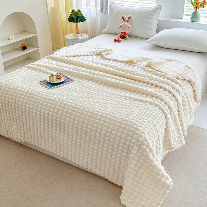 91家纺网 家纺一手货源 找家纺 芸锦豪 2025新款仿裘皮格子抽条毛毯-卷边款 米白