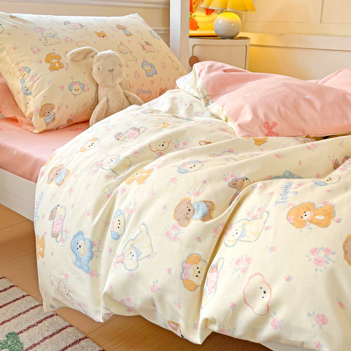 91家纺网 家纺一手货源 找家纺 西引力 2025新款全棉印花学生宿舍三件套四件套 狗狗家族-粉