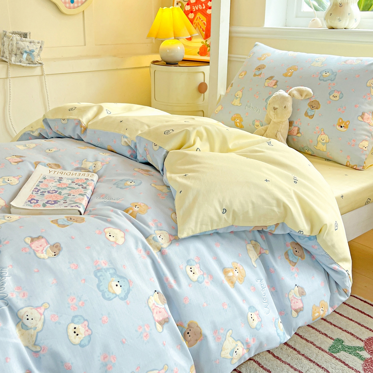 91家纺网 家纺一手货源 找家纺 西引力 2025新款全棉印花学生宿舍三件套四件套 狗狗家族 -兰