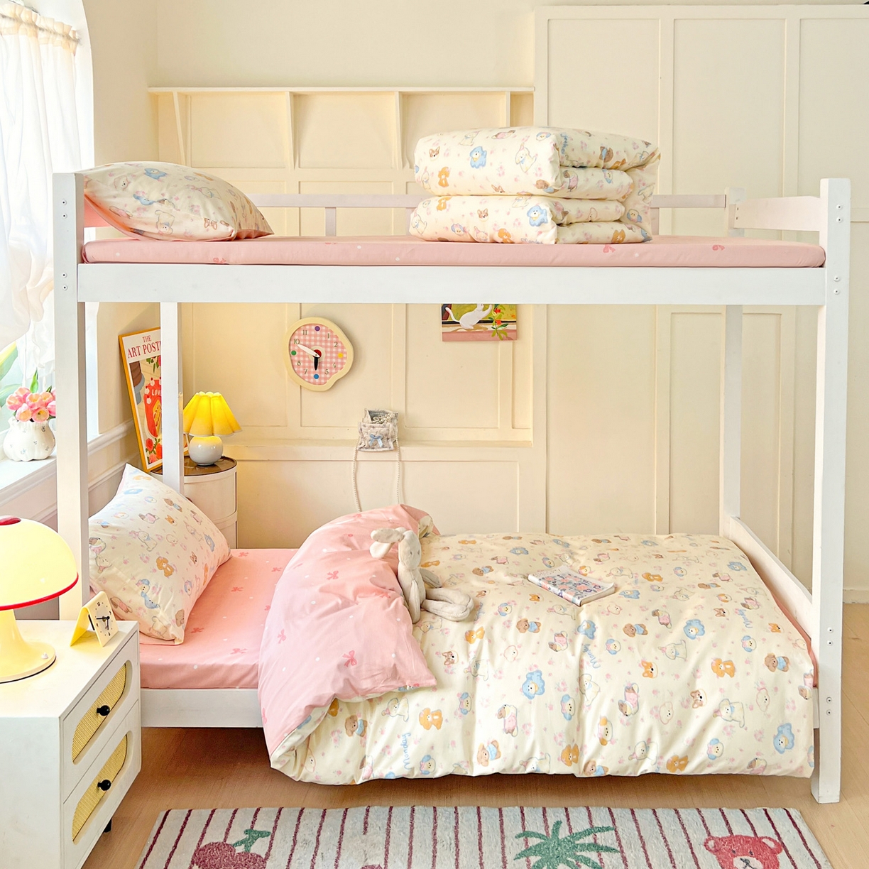 91家纺网 家纺一手货源 找家纺 西引力 2025新款全棉印花学生宿舍三件套四件套 狗狗家族-粉