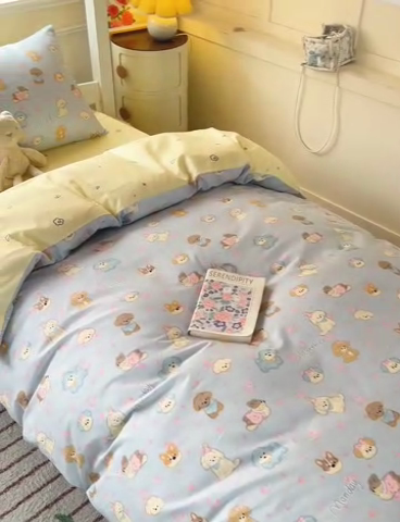 91家纺网 家纺一手货源 找家纺 西引力 2025新款全棉印花学生宿舍三件套四件套 狗狗家族 -兰