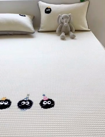 91家纺网 家纺一手货源 找家纺 千朵 2025新款冰豆豆绣花凉席 煤球派对