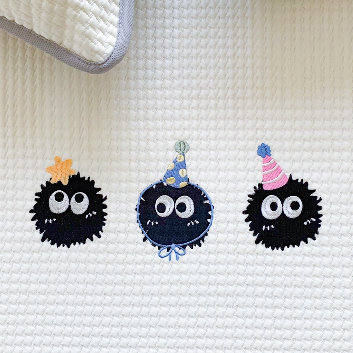 91家纺网 家纺一手货源 找家纺 千朵 2025新款冰豆豆绣花凉席 煤球派对