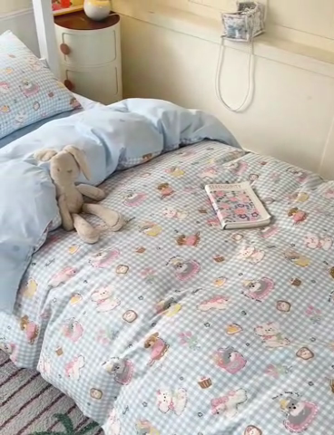 91家纺网 家纺一手货源 找家纺 西引力 2025新款全棉印花学生宿舍三件套四件套 狗狗派对